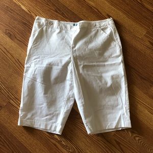 Women’s plus 18 white lined pedal pushers